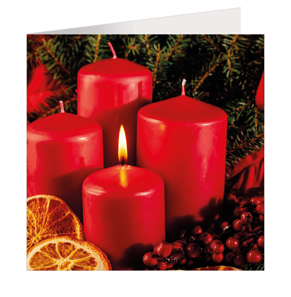 Weihnachtskarte mit roter Kerze auf grünen Tannenzweigen.