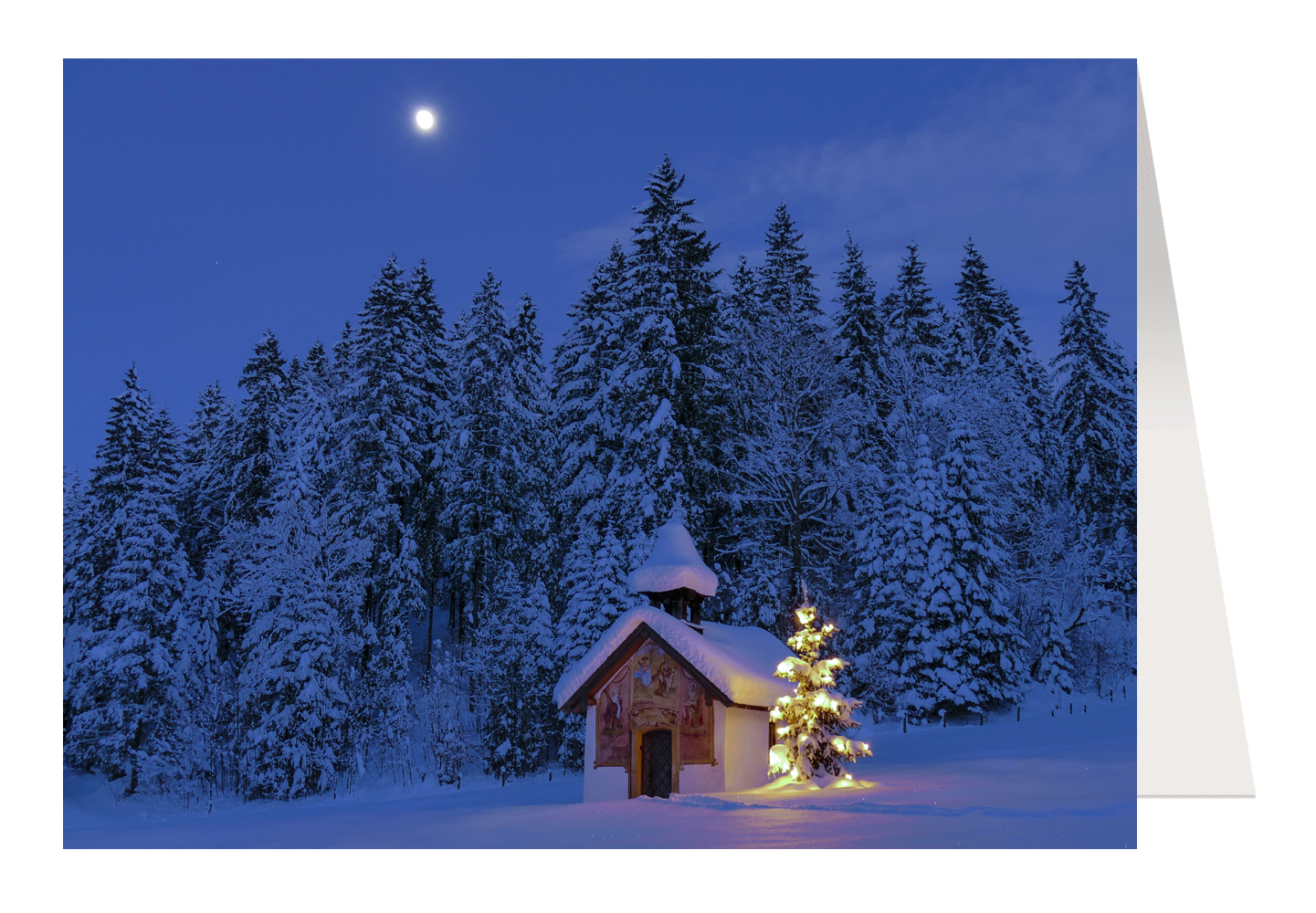 Kapelle mit Weihnachtsbaum