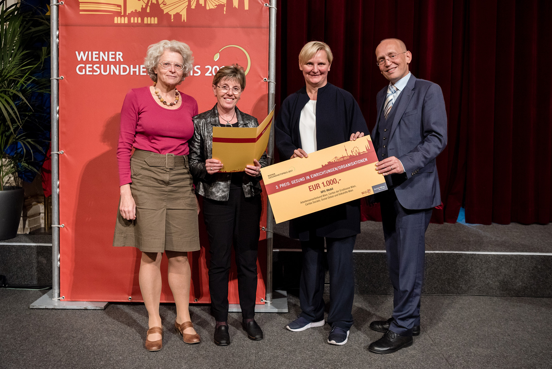 Gesundheitsstadträtin Sandra Frauenberger und Dennis Beck, Geschäftsführer der Wiener Gesundheitsförderung, überreichten die Preise und gratulierten den GewinnerInnen.(C) WiG/Klaus Ranger Fotografie 