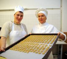 Foto: Sr. Elisabeth Strobl und Anni Gartner beim ...