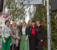 Hildegard-Teuschl-Weg: vorne Sr. Karin Weiler CS, ...