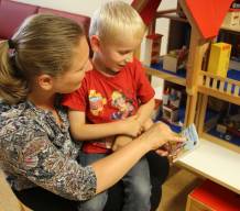 Mutter und Kind lesen Max und Urli vom ...