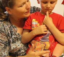 Mutter und Kind lesen Max und Urli vom Ehrlingerhof_2