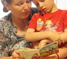 Mutter und Kind lesen Max und Urli vom ...