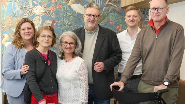 v.l.n.r.: Margarethe Stepanik, Heim- und Pflegedienstleitung St Carolusheim, Elisabeth Schelmberger, Gästin im Tageshospiz, Barbara Matznetter Angehörige, Peter Hacker, Stadtrat für Soziales, Gesundheit und Sport, Mathias Rehrl, Teamleitung Tageshospiz, Franz Guttmann, Gast im Tageshospiz