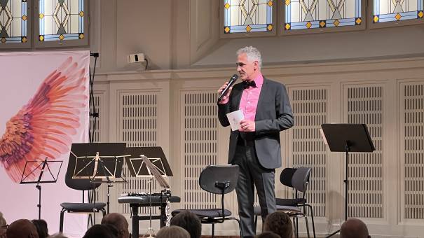 Christian Clerici führte charmant und eloquent duch den Abend