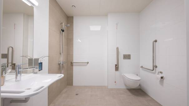 Barrierefreie Badezimmer der Bewohner:innen-Zimmer (c) Severin Dostal