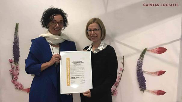 Für die CS Rennweg übergab Adelheid Bruckmüller das Zertifikat an Christina Hallwirth-Spörk.