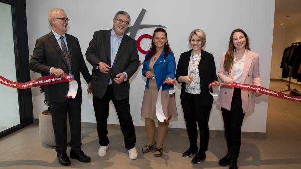 CS Geschäftsführer Robert Oberndorfer, Stadtrat Peter Hacker, Sabine Walzer, Pflegedienstleitung CS Kalksburg, FSW-Geschäftsführerin Susanne Winkler und Kira Höfenstock, Vorsitzende der Sozialkommission Liesing – ©Severin Dostal 