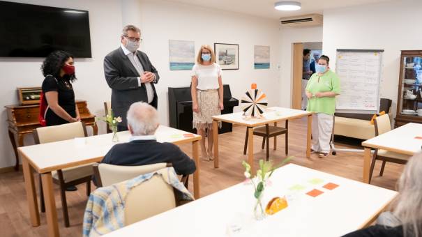 StR Peter Hacker und BVin Saya Ahmad im Gespräch mit den CS Tagesgästen. © PID/Bohmann