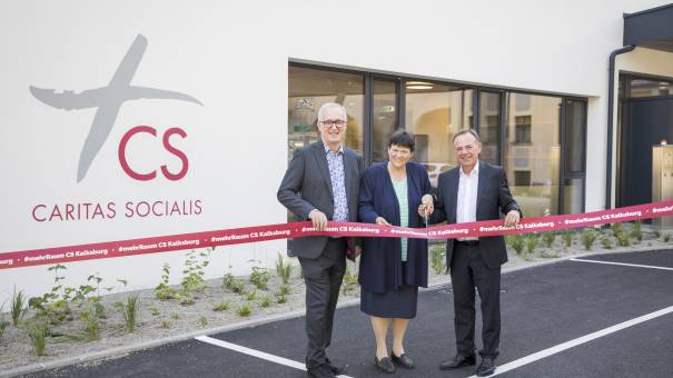 Robert Oberndorfer, CS Geschäftsführer, Sr. Susanne Krendelsberger CS, Stiftungsvorstand, und Bezirksvorsteher Liesing, Gerald Bischof, bei der Eröffnung der CS Kalksburg  ©Esther Genitheim
