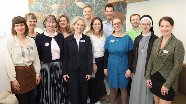 Das Team des Tageshospiz Aumannplatz, v.l.n.r.: Susanne Posteiner, Andrea Reithofer, Monika Seifert, Margarethe Stepanik, Veronika Mosich, Mathias Rehrl, Ruth Sitzmann, Human Vahdani, Theresa Sellner-Pogány, Florian Derler, Sr Edith Mittendorfer, Iris Dietl