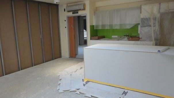 Küche mit großem Speisesaal im ehemaligen Tageszentrum.