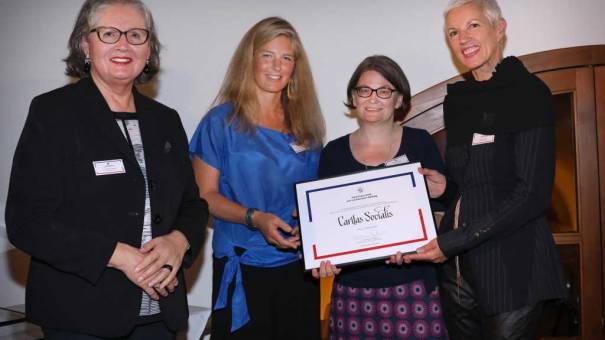 Prinzessin Tatjana von Lattorff v.u.z. Liechtenstein ( 2. von links) überreichte Dr. Christine Schäfer (links), Sr. Karin Weiler CS und Ingrid Marth (1. Und 2. Von rechts) die Urkunde des 1. Platzes des Fürst Franz Josef von Liechtenstein-Preis  (Foto: Roland Korner, Close up AG)