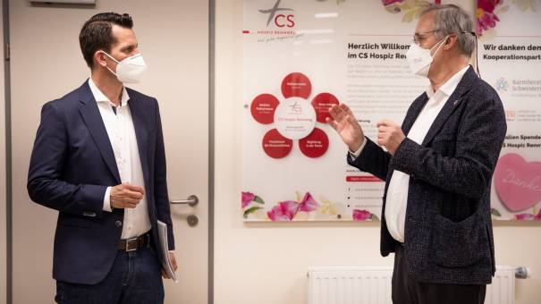 Bundesminister Mückstein und Robert Oberndorfer, Geschäftsführer der CS Caritas Socialis 