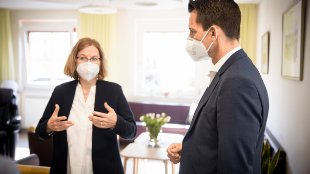 Christina Hallwirth-Spörk, Bereichsleitung Stationäre Pflege und Bundesminister Wolfgang Mückstein