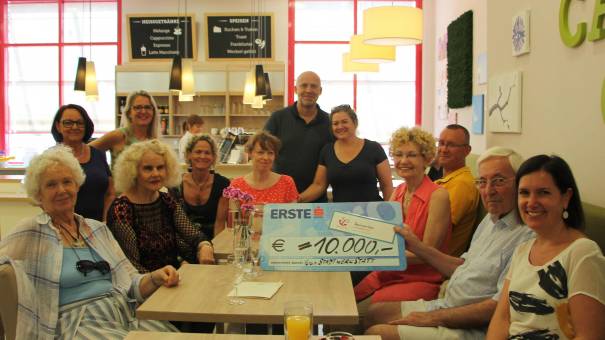 Mitarbeiter, Ehrenamtliche und Unterstützter nach der Spendenübergabe im Café Cora.