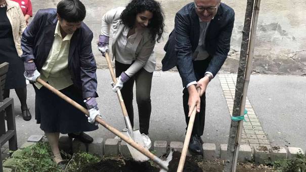 Sr. Susanne Krendelsberger, Bezirksvorsteherin Saya Ahmed und Robert Oberndorfer, Geschäftsführer CS Caritas Socialis beim Pflanzen einer der drei Zierkirschen.