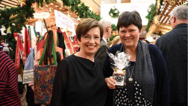 Generalleiterin Sr. Susanne Krendelsberger mit Doris Schmidauer

