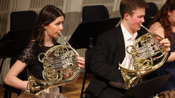 ... und besteht aus jungen aufstrebenden Musiker:innen