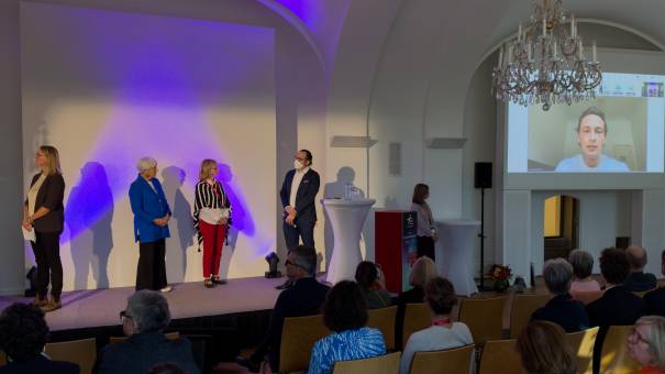 Preisträger in der Kategorie TV/Streaming Jonas Ganslmeier wurde online aus Brasilien zugeschalten