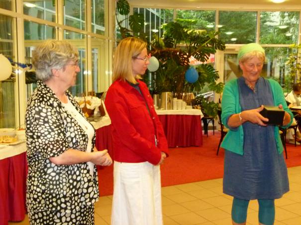 Cora van der Kooij (re) nach der Übergabe mit Sr. Maria Judith (li) und Christina Hallwirth-Spörk (mitte).