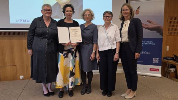 Vlnr: Andrea Schwarz, Projektleitung CS NORDLICHT, Lisa Haderer, ME/CFS Expertin für Pflege und Betreuung, Veronika Mosich, Ärztliche Leitung CS Hospiz Wien, Sr Karin Weiler CS, Bereichsleitung Sozial Pastorale Dienste, Werte und Ehrenamt, Doris Schlömmer, Studiengangsleiterin des Masterstudiengangs Palliative Care