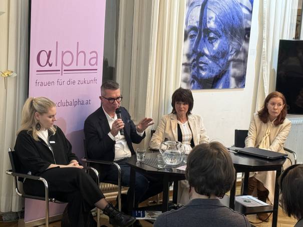 GF Susanne Winkler (FSW), GF Klaus Rosino ( CS Caritas Socialis) Karin Meier-Martetschläger (Einladende des Club alpha und Moderatorin) und Evelyn Kölldorfer-Leitgeb in lebhafter Podiusmdiskussion bei vollgefülltem Saal im Club Alpha der Stubenbastei