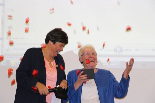Hildegard Burjan Ehrenpreis für Prof. Ingeborg Schödl inklusive Rosenregen.