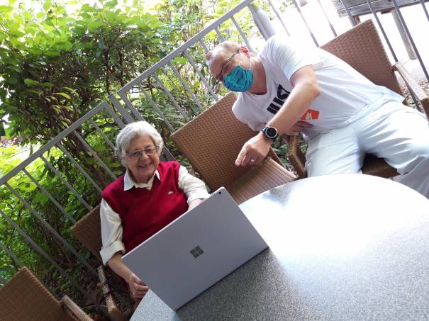 Frau B. liebt das Memofit-Training auf dem neuen Surface.
