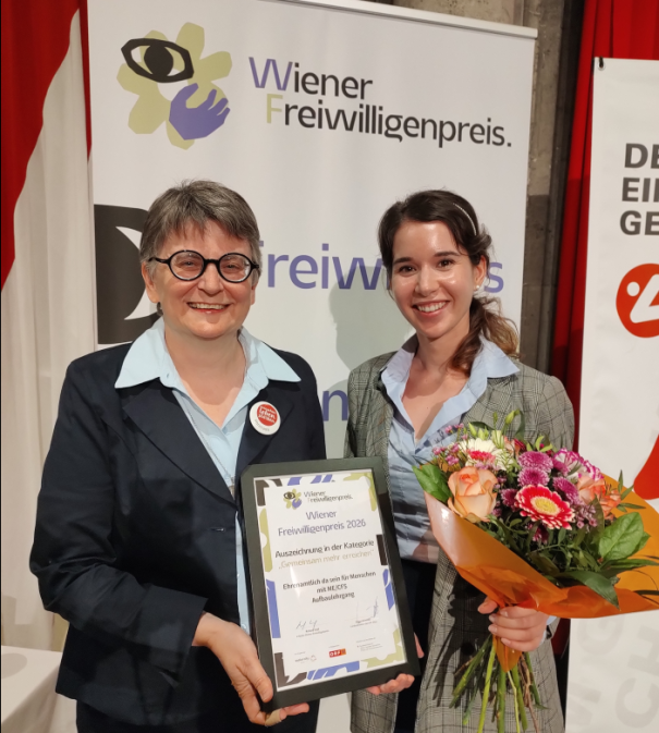 Sr Karin Weiler CS, Bereichsleitung Sozial Pastorale Dienste, Werte, Ehrenamt und Ehrenamtskoordinatorin Iliyana Nokova nahmen den Preis stellvertretend für die beiden kooperierenden Organisationen CS Caritas Socialis und Kardinal König Haus entgegen.