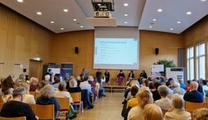Volles Haus für ME/CFS: Deutlicher Appell nach nationalem Unterstützungsplan – CS NORDLICHT zeigt konkreten Versorgungsweg Volles Haus für ME/CFS: Deutlicher Appell nach nationalem Unterstützungsplan – CS NORDLICHT zeigt konkreten Versorgungsweg