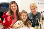 Martina Kaiser mit ihrer Tochter Kiana und Kristina Sprenger <a href='https://www.cs.at/files/trostpolster04__cs_leonhartsberger.jpg' target='_blank'>Speichern</a>