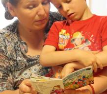 Mutter und Kind lesen Max und Urli vom Ehrlingerhof_4