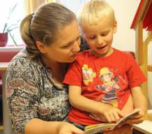 Mutter und Kind lesen Max und Urli vom Ehrlingerhof_1