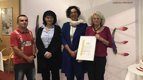 Für die BzH nahmen Miro Velickovic, Theresa Hösl und Christine Hintermayer das Zertifikat entgegen. 