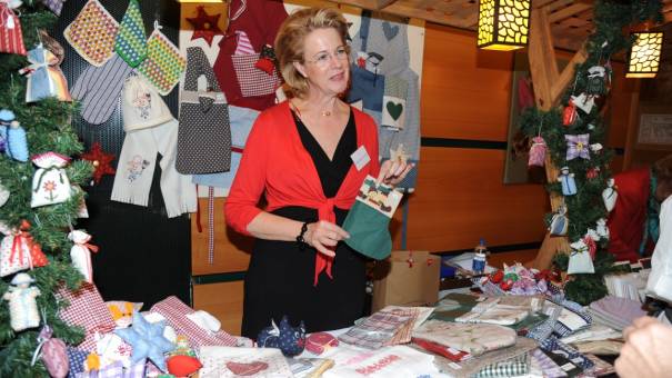 Prominente Unterstützung bei der Weihnachtsschau. Hier am Bild: Dr. Christa Karas-Waldheim. © Klemens Fellner