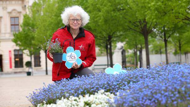 Christine Hintermayer, Testamentsbetreuuerin der CS Caritas Socialis beim pflanzen der Vergissmeinnicht