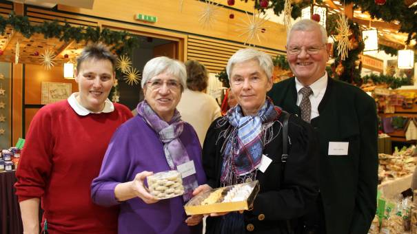 Sr. Elisabeth Strobl CS, Sr. Maria Judith Tappeiner CS und das Ehepaar Gartner bei der CS Weihanchtsschau (c) CS Caritas Socialis
