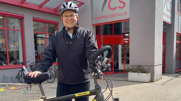 Mag. Werner Marschitz, Bereichsleitung Human Resources, zeigt es vor - mit dem Fahrrad zur CS