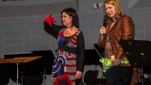 Silvia Langthaler und Manuela Seidelberger vom Roten Anker eröffnen das Konzert mit einer ergreifenden Rede.