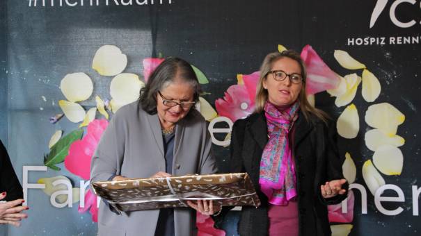 Alexandra Holzer (Altwiener Christkindlmarkt) überreicht die Überraschung an Dr. Christine Schäfer (CS Caritas Socialis)