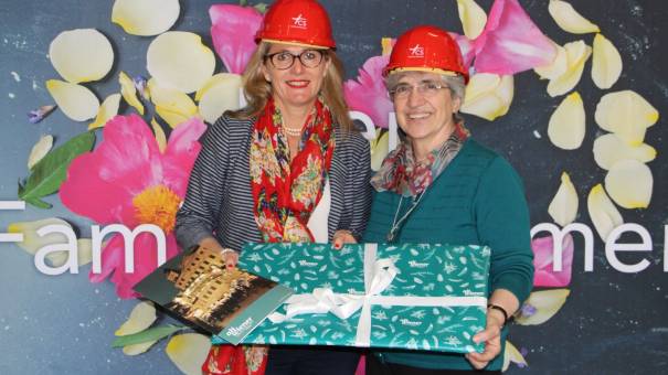 Alexandra Holzer, Verein der Freunde des Altwiener Christkindlmarktes, überreicht den Scheck an Sr. Maria Judith Tappeiner CS, stvl. Vorstandsvorsitzende der CS Caritas Socialis Privatstiftung