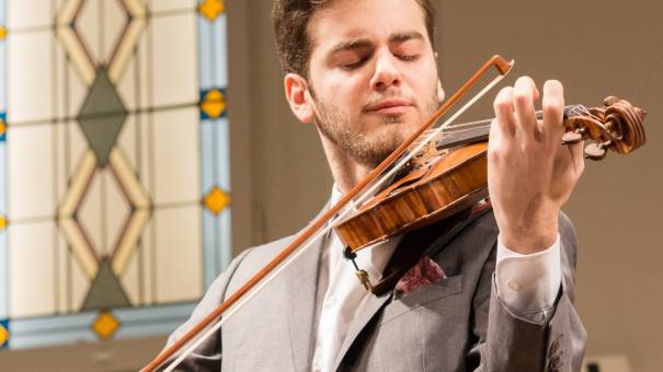 Emmanuel Tjeknavorians Auftritt bei Ludwig van Beethovens „Konzert für Violine und Orchester D-Dur op. 61