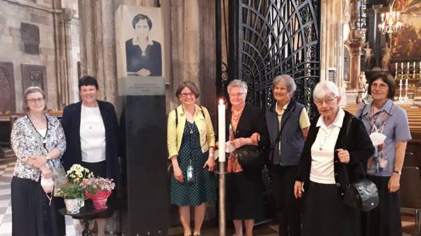 © Martin Rupprecht CS Schwestern bei der Stele Hildegard Burjans im Wiener Stephansdom