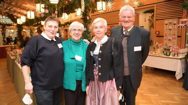 Sr. Elisabeth Strobl CS, Sr. Maria Judith Tappeiner und das Ehepaar Gartner bei der CS Weihnachtsschau (c) Fellner