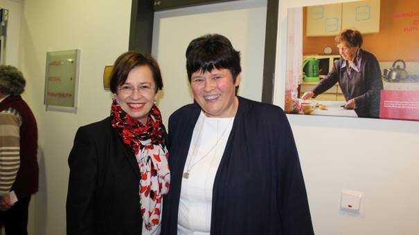 Generalleiterin Sr. Susanne Krendelsberger mit Doris Schmidauer.