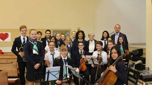 Die erste Demenzfreundliche Schule – das Sacré Coeur – gestaltete den musikalischen Teil des fünften Demenzfreundlichen Gottesdienstes in der Pfarre Neuerdberg.