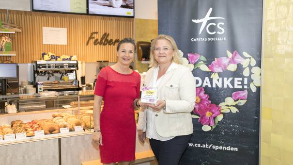 KR Doris Felber und Sabina Dirnberger, Leitung Öffentlichkeitsarbeit CS, freuen sich über die gelungene Kooperation für #mehrRaum im CS Hospiz Rennweg. (C) Diesner