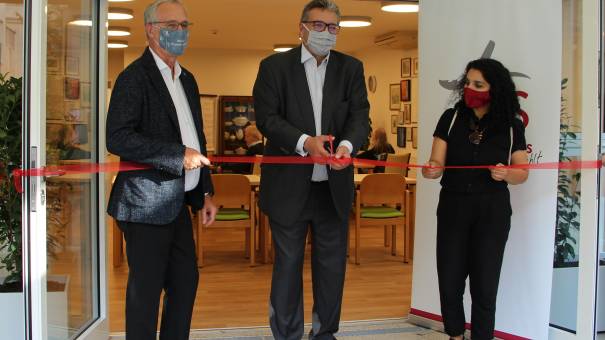 Robert Oberndorfer Geschäftsführer CS, Stadtrat Peter Hacker und Bezirksvorsteherin Saya Ahmad bei der Eröffnung des CS Tageszentrum © CS Caritas Socialis